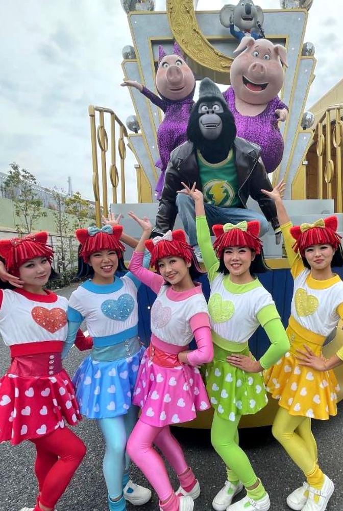 NO LIMIT! Parade, Universal Studios Japan: dancers of the Sing section in heart-print costumes with Gunter, Rosita and Johnny. Costume design by Cynthia Nordstrom