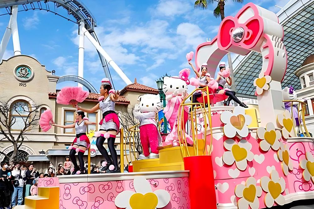 Hello Kitty float in pink with hearts, bows and dancers in pink, NO LIMIT! Parade, USJ. Costume design by Cynthia Nordstrom